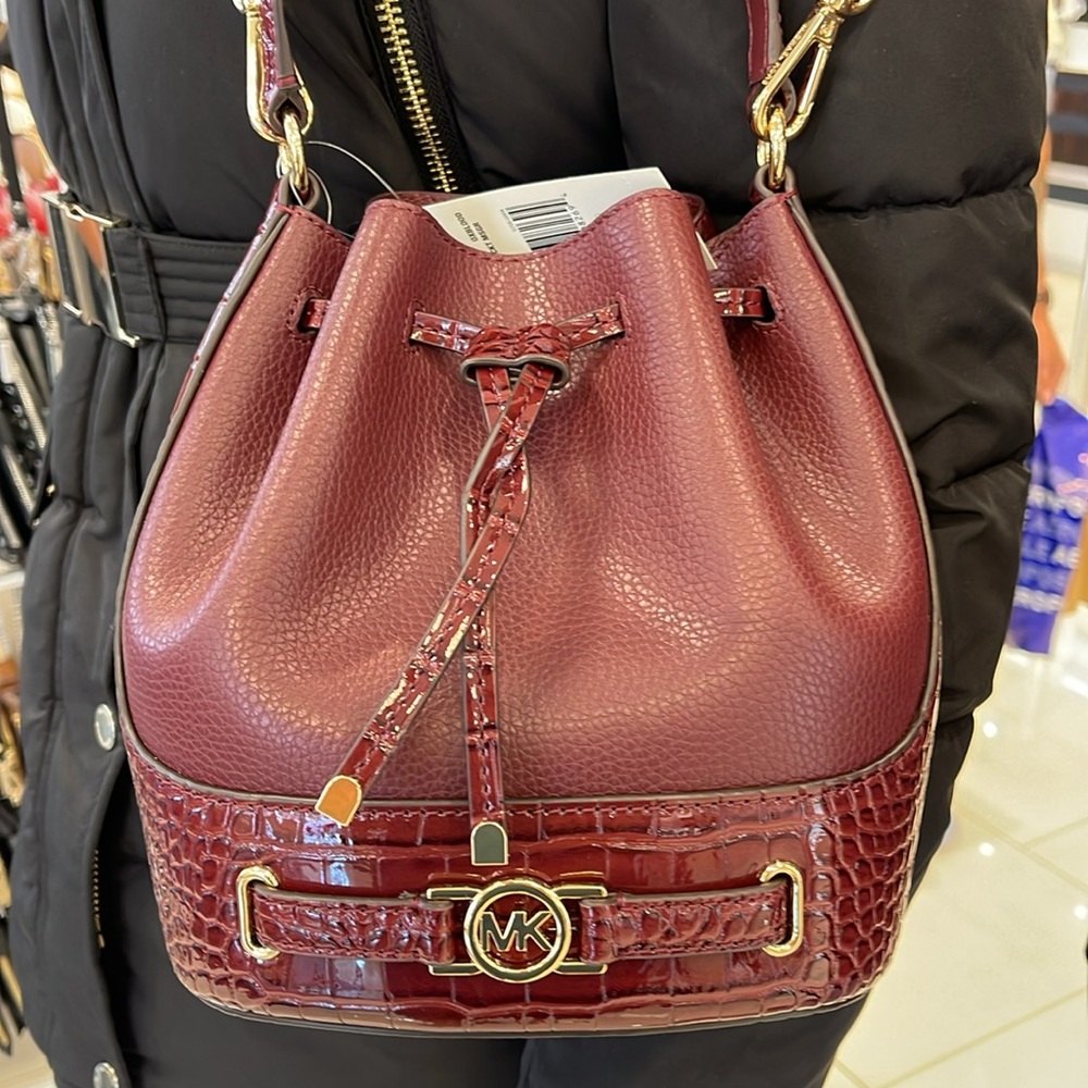MICHAEL KORS 
Reed Medium Pebbled Leather Belted Bucket Messenger Satchel Crossb - Picture 15 of 16